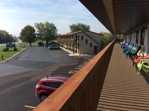 Scenic Shore Inn - photo 50