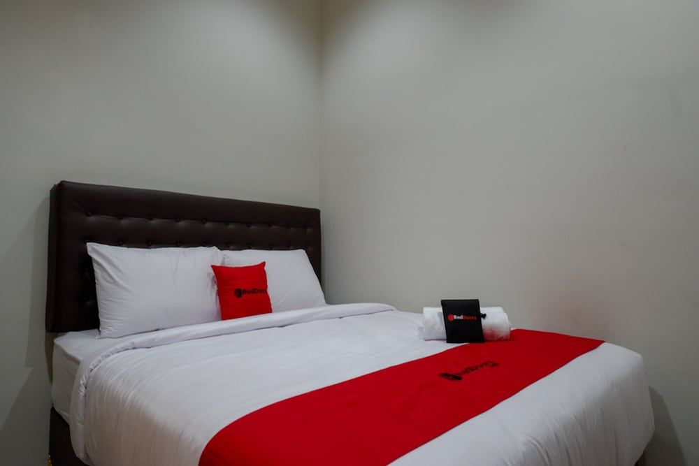 RedDoorz Syariah near Alun Alun Kebumen - carbon neutral hotel in Kebumen