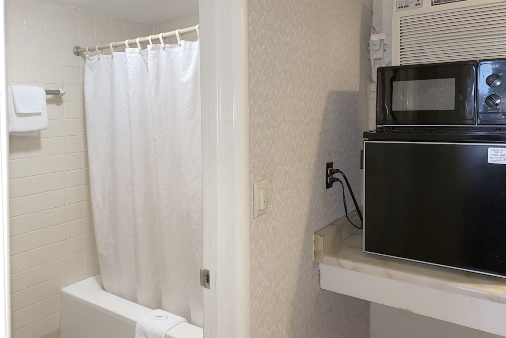 OYO Hotel Mauldin SC South Main Street - photo 20
