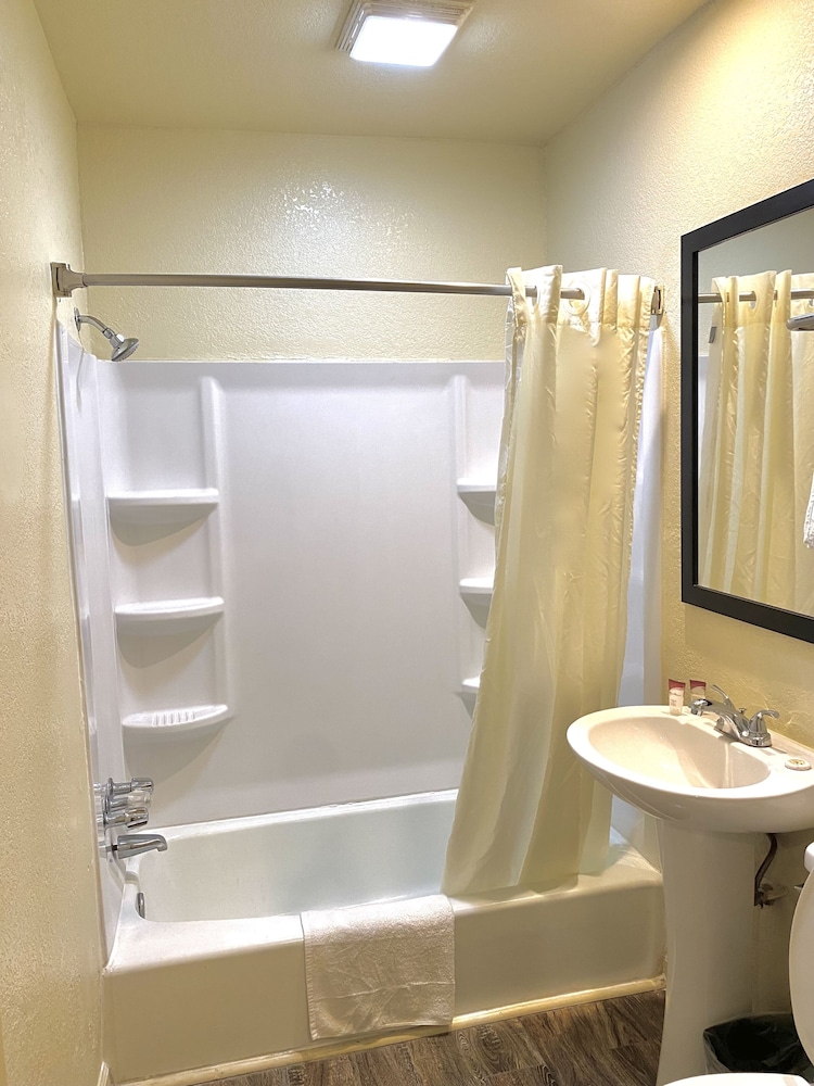 Whistling Pines Daily & Extended Stay Elizabeth City - photo 17