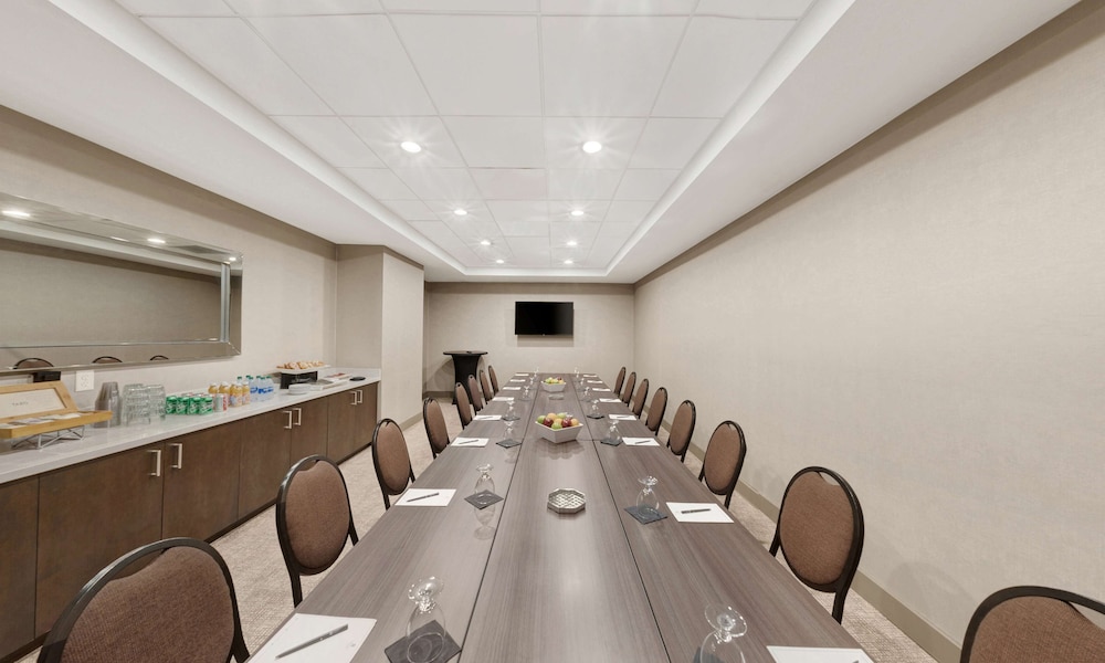 Embassy Suites by Hilton Milwaukee Brookfield - photo 87