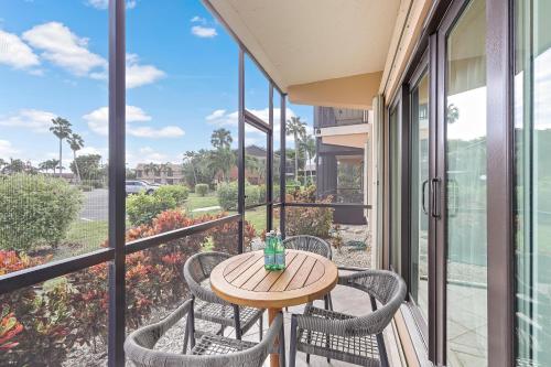 Peaceful condo with two pools steps to beach and food — 4-Star Luxury Hotel in Marco Island, United States