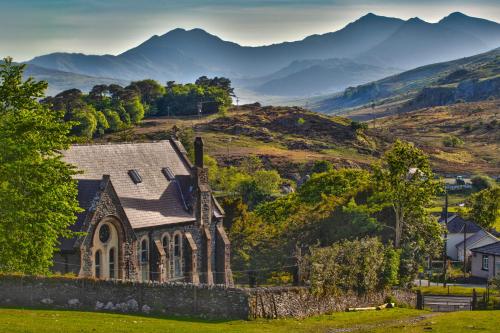 Mountain Church - last minute hotel in Unknown City