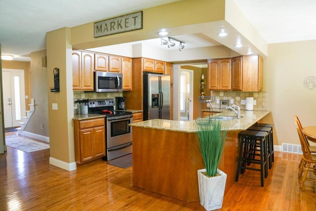 4BR 2.5BA Home boasting 2400sqft and Eat in KTN — 4-Star Luxury Hotel in Toledo, United States