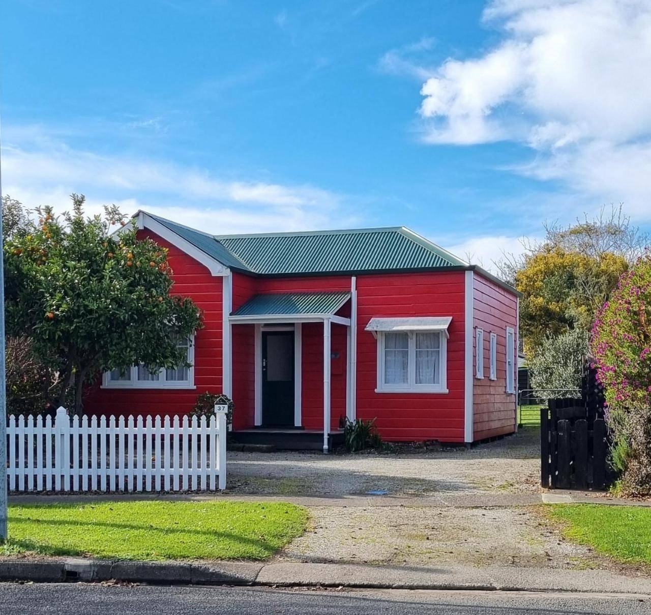 Inner City Cottage — 4-Star Luxury Hotel in Gisborne, New Zealand