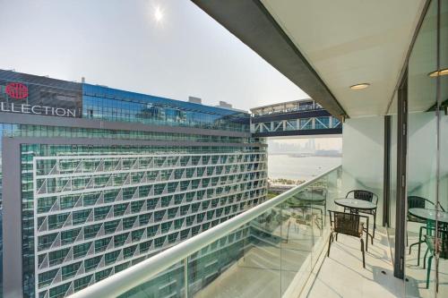 Seven Palm 1 Bed with Rooftop Infinity Pool — 4-Star Luxury Hotel in Dubai, United Arab Emirates