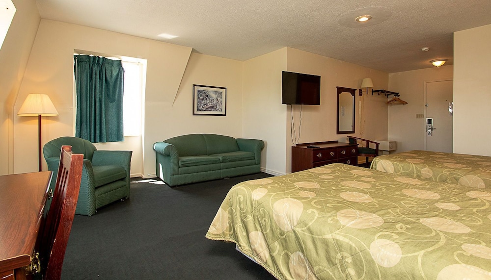 Country Squire Inn & Suites - photo 7