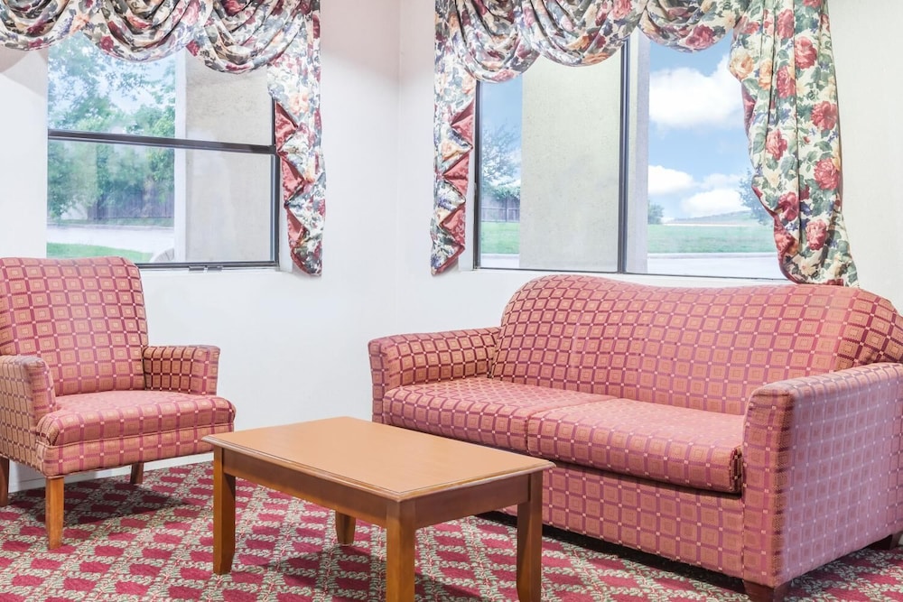 Deluxe Inn Denton - photo 9