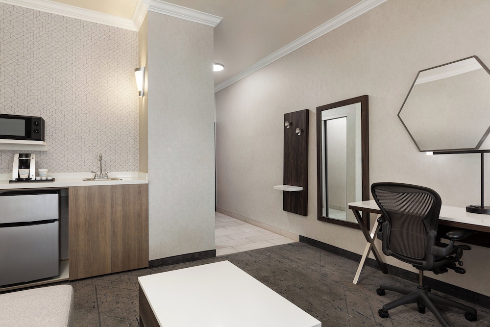 Holiday Inn Express and Suites Bakersfield Central by IHG - photo 17