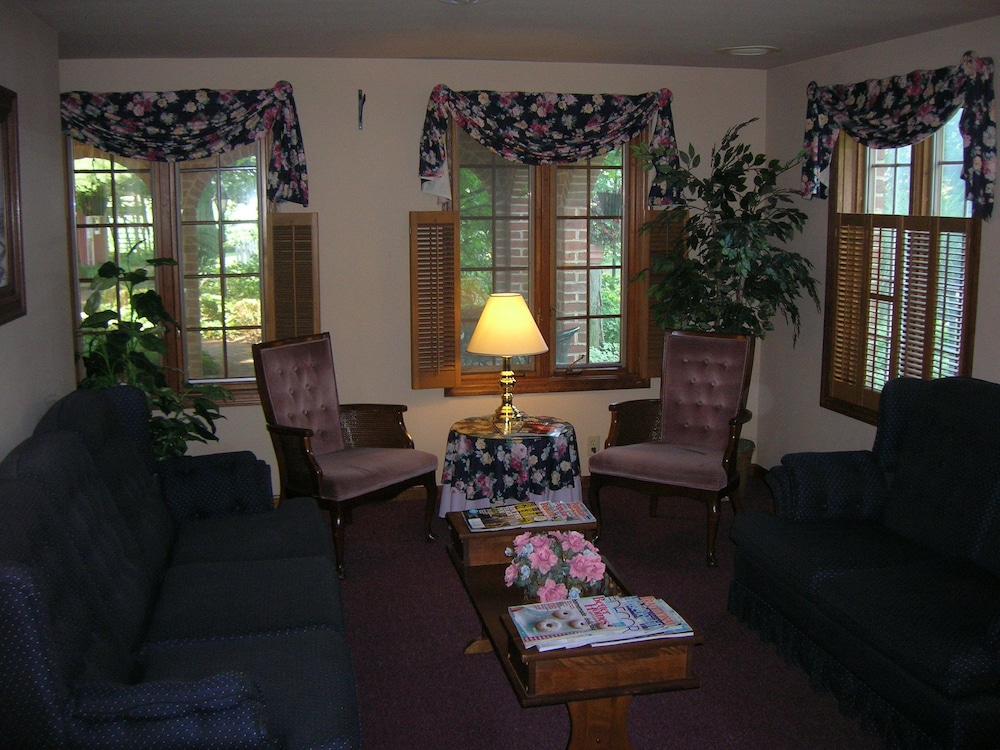 Smoketown Inn - photo 2
