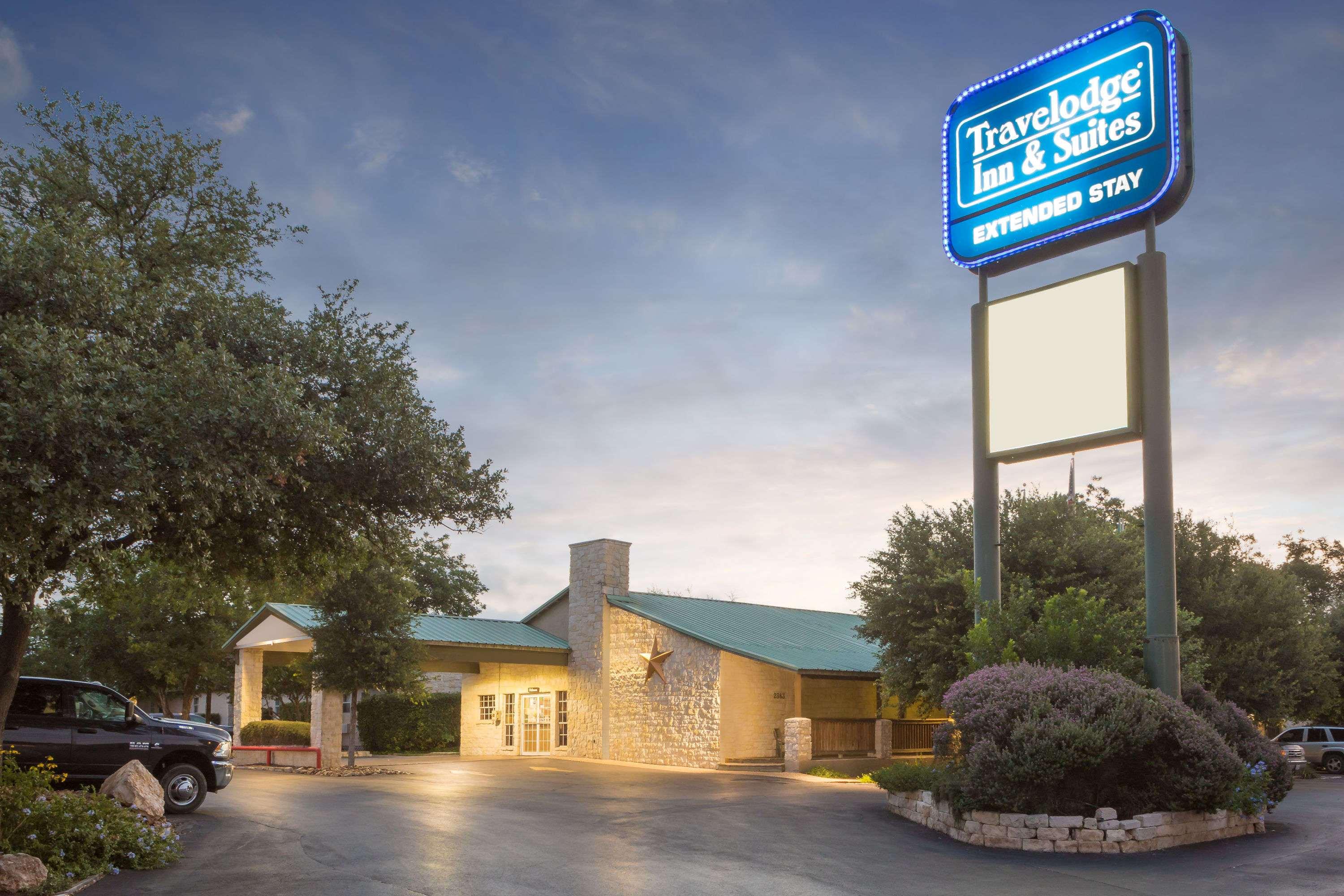 Travelodge Inn and Suites by Wyndham San Antonio Airport - photo 2
