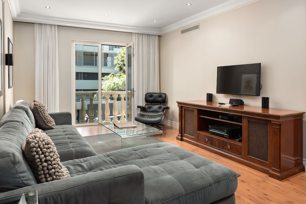 Cape Royale 210 — 4-Star Luxury Hotel in Cape Town, South Africa