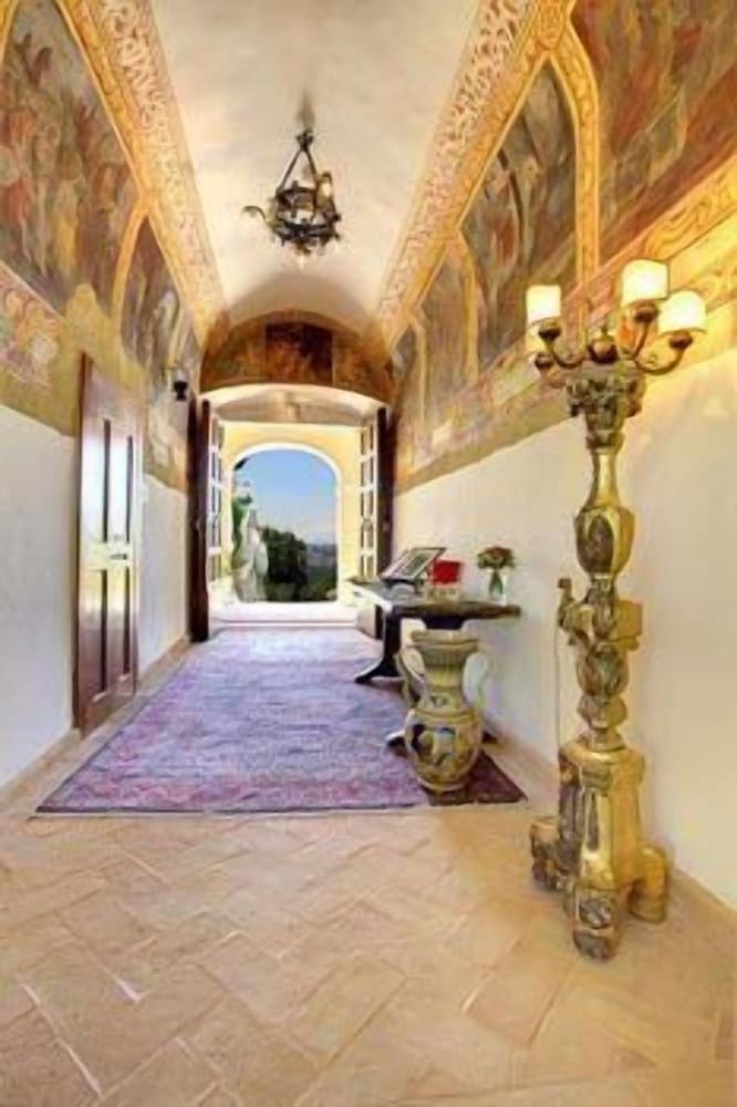 Residenza d'Epoca San Pietro Sopra le Acque — 4-Star Luxury Hotel in Massa Martana, Italy
