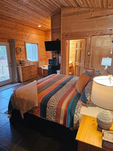 Near Beaver Lake King BedJetted TubFire Pit #4 — 4-Star Luxury Hotel in Eureka Springs, United States