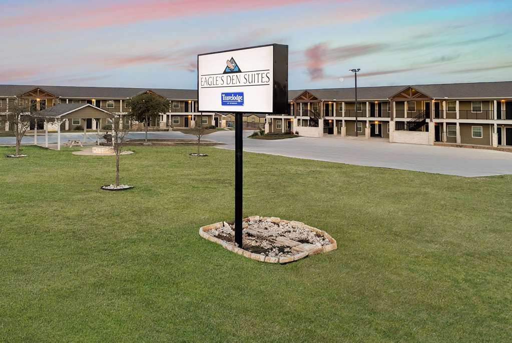 Eagle's Den Suites Cotulla a Travelodge by Wyndham - photo 4