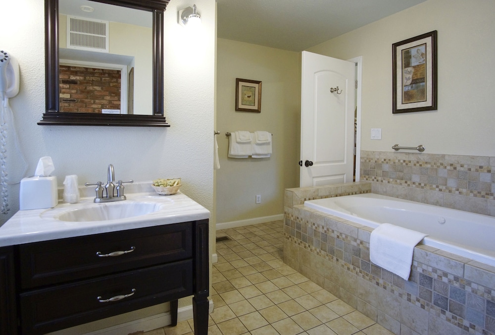 Charm Motel & Suites - photo 55
