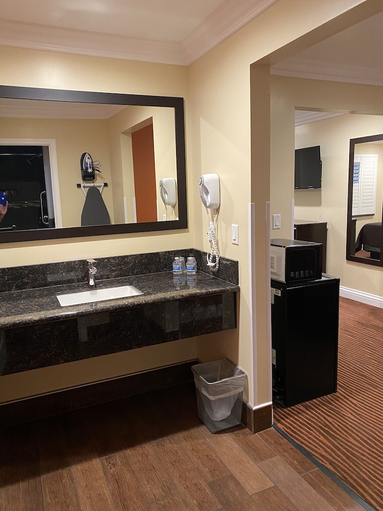 Convention Center Inn and Suites - photo 18