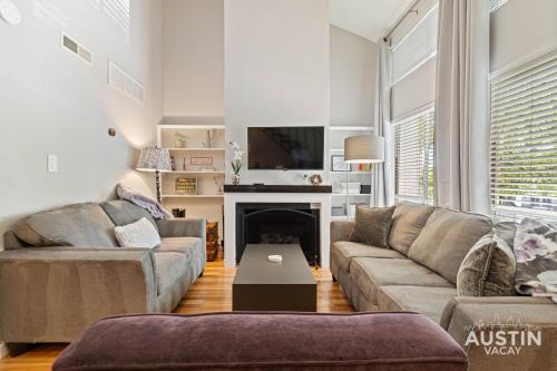 Pool and Rooftop Lounge 1BR 2BA Loft Condo Parking By Austin Vacay — 4-Star Luxury Hotel in Austin, United States