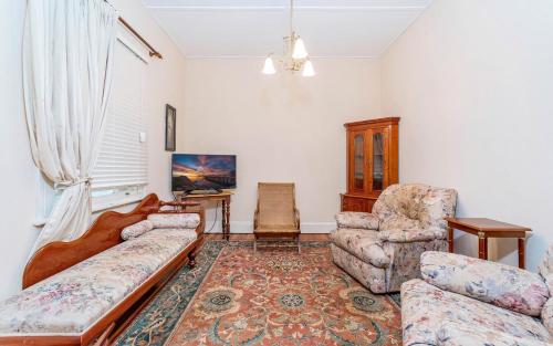 Eliza 1875 Red Brick Duplex Townhouse — Grafton — photo 3