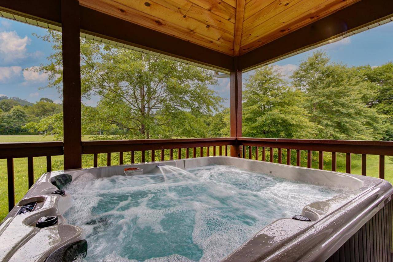 3 Master Bedrooms Sleeps 8 Location Game Room Hot Tub in Pigeon Forge, United States