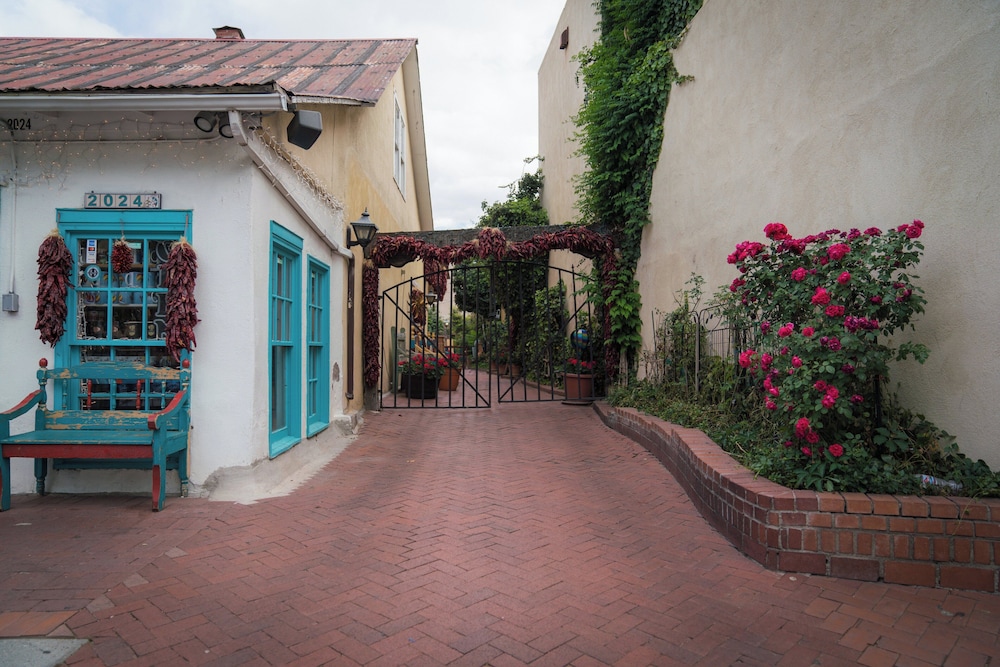 Holiday Inn Express & Suites Albuquerque Historic Old Town by IHG - photo 90