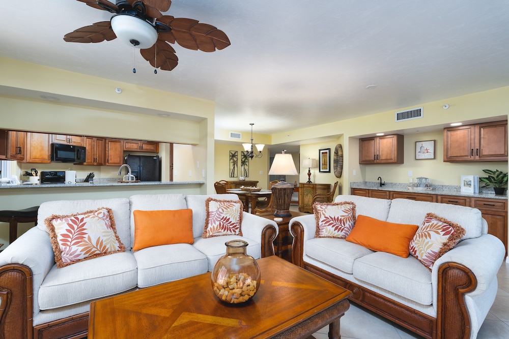 Immaculate Gated Community Condo Just Across the Street from the Beach condo — 4-Star Luxury Hotel in Fort Myers Beach, United States