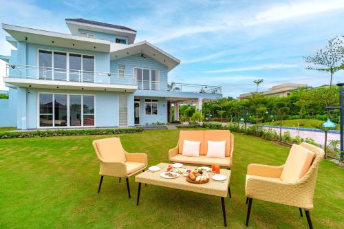 StayVista at Serenity Farms with Pool Lawn Bonfire & BBQ