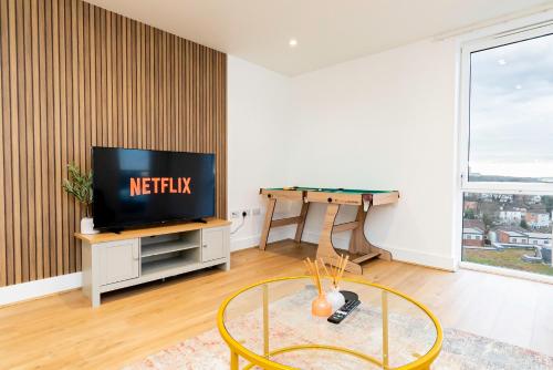 Modern 2BR Penthouse Extended Stays Free Parking & Fast Wi Fi — 4-Star Luxury Hotel in Southampton, United Kingdom