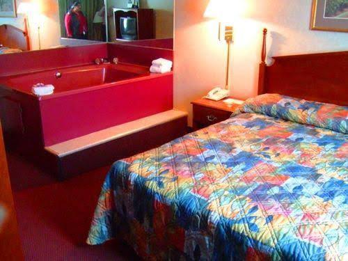 A Victory Inn Mount Clemens - photo 4