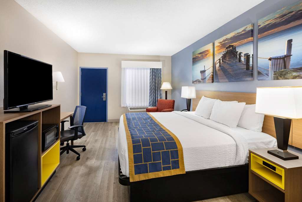 Days Inn & Suites by Wyndham Savannah Midtown - photo 14