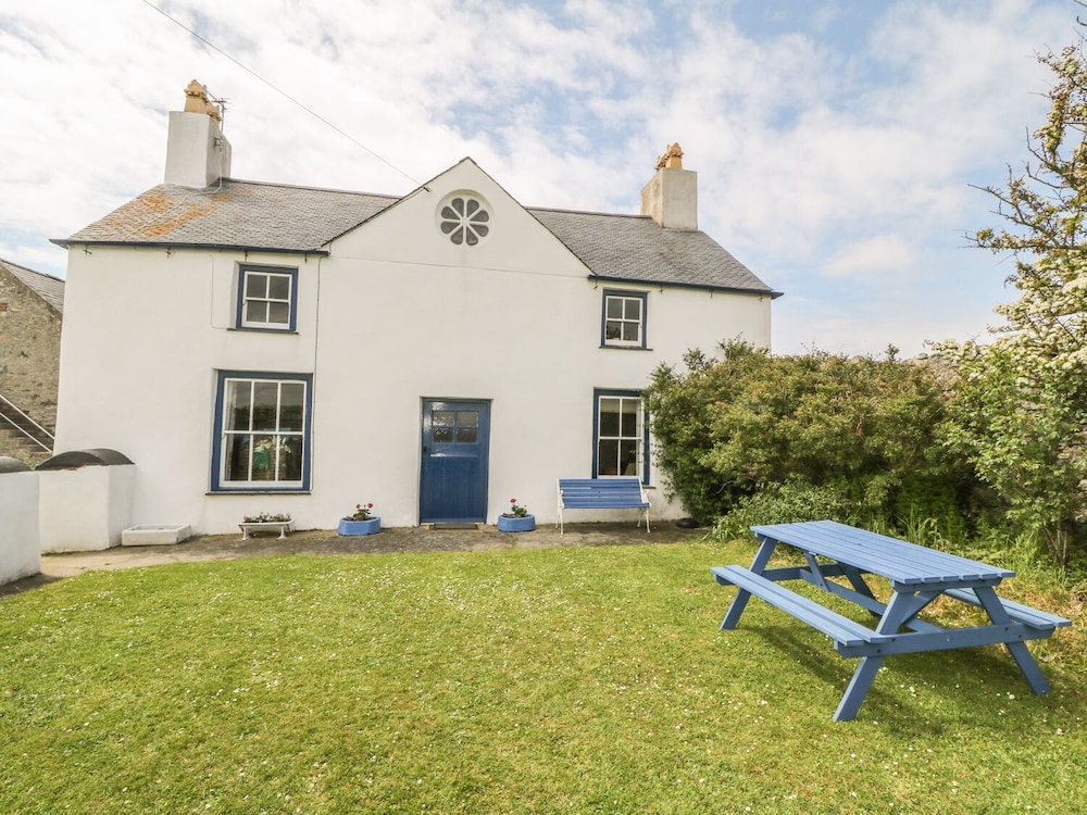Ty Fferm Bodlasan - carbon neutral hotel in Holyhead