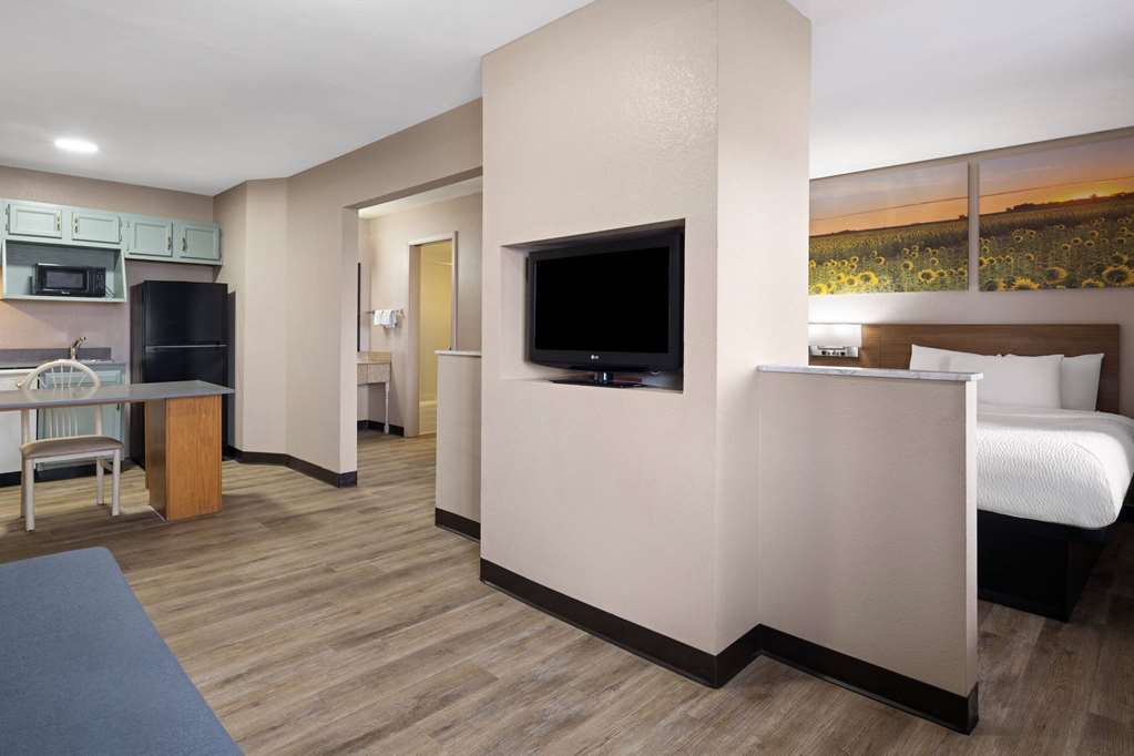Days Inn & Suites by Wyndham Kokomo - photo 11