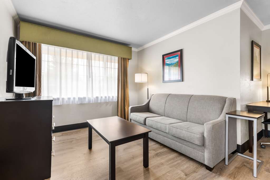 Best Western Plus Parkway Inn - photo 32