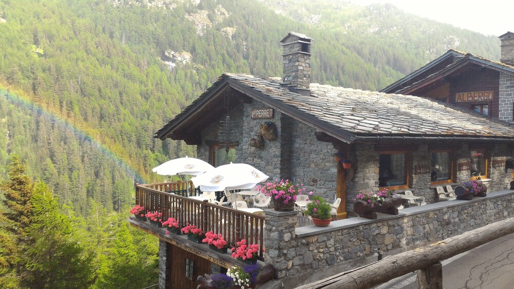 Perret - carbon neutral hotel in Valgrisenche