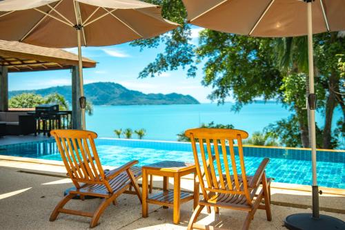Aoyon Beach a 5 bedroom Thai style villa with stunning sea views 50 meters direct beach access free maid — 4-Star Luxury Hotel in Wichit, Thailand
