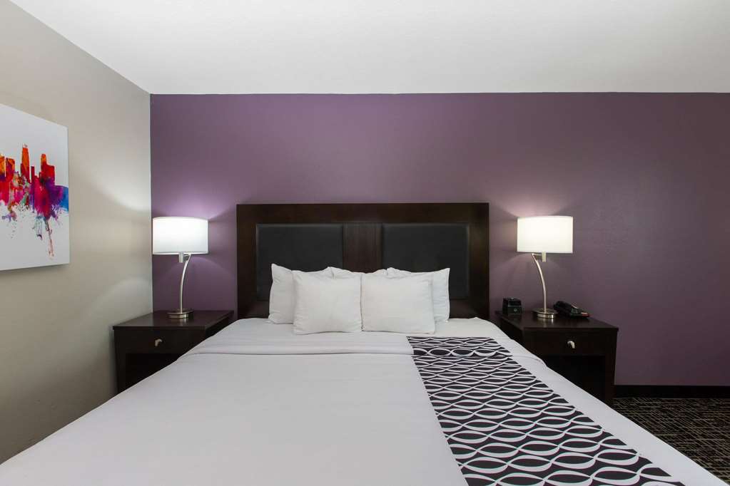 La Quinta Inn & Suites by Wyndham Blue Springs - photo 25