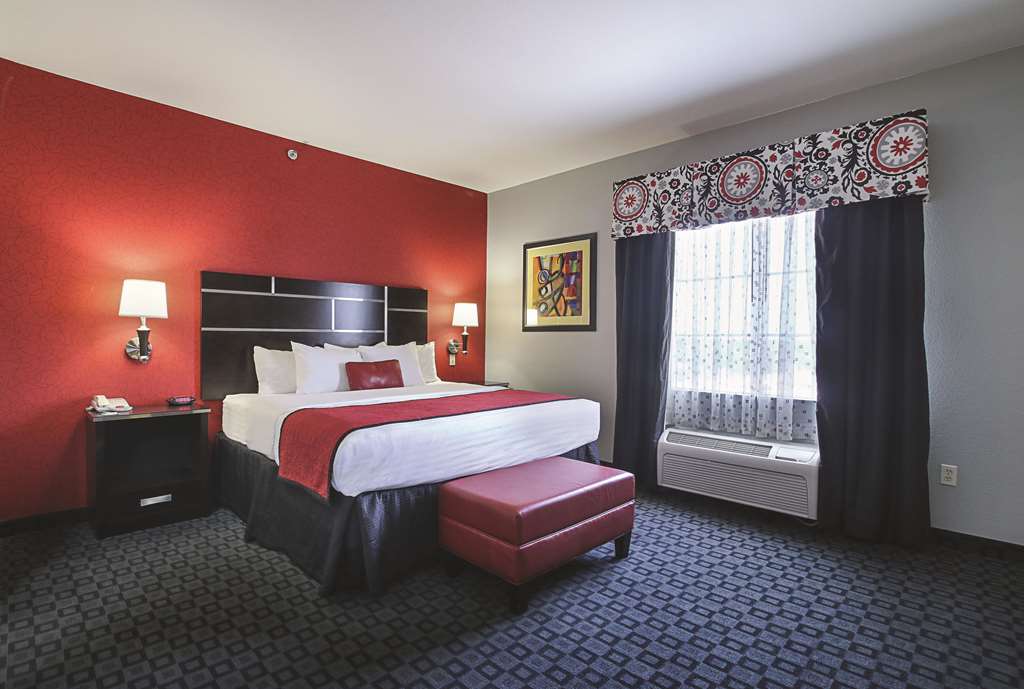 La Quinta Inn & Suites by Wyndham Dallas Hutchins - photo 28