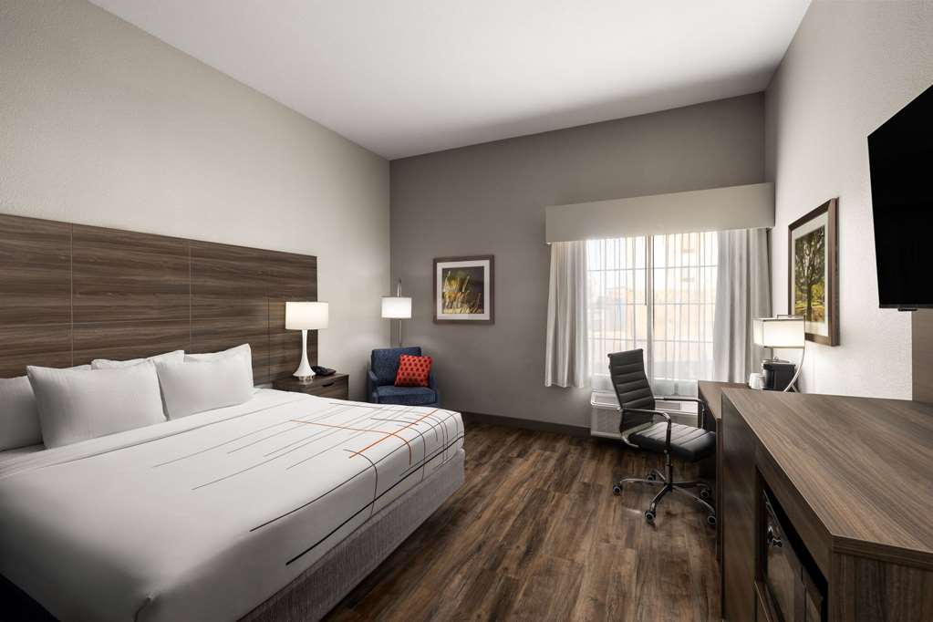 La Quinta Inn & Suites by Wyndham Denton University Drive - photo 21