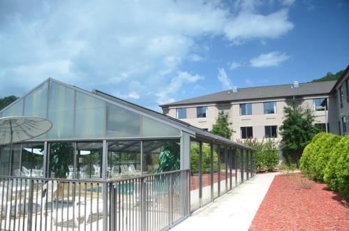Smoky Mountain Inn & Suites - photo 11