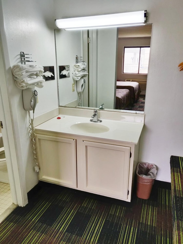 Sprucewood Inn - photo 19