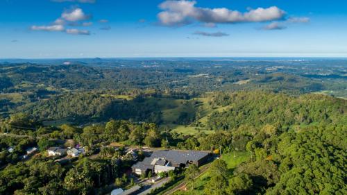 Luxury Spa Retreat with Ocean and Hinterland Views — 4-Star Luxury Hotel in Montville, Australia