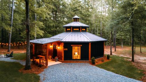 Romantic Gazebo Cottage w Hot Tub & Pond — 4-Star Luxury Hotel in Marshallville, United States