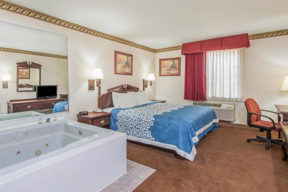 Greenwoods Inn & Suites - photo 14