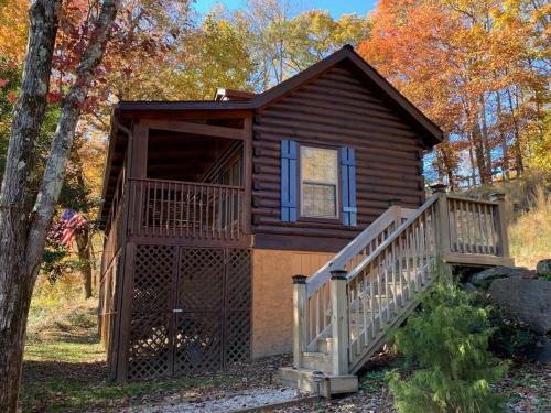Log Cabin Walkable to Lake Lure & Chimney Rock Blue Skies — 4-Star Luxury Hotel in Lake Lure, United States