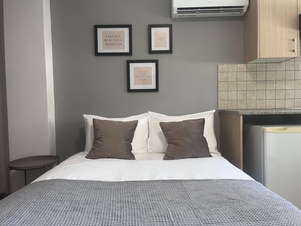 Phaedrus Living: Hoopoe Residencies 204
