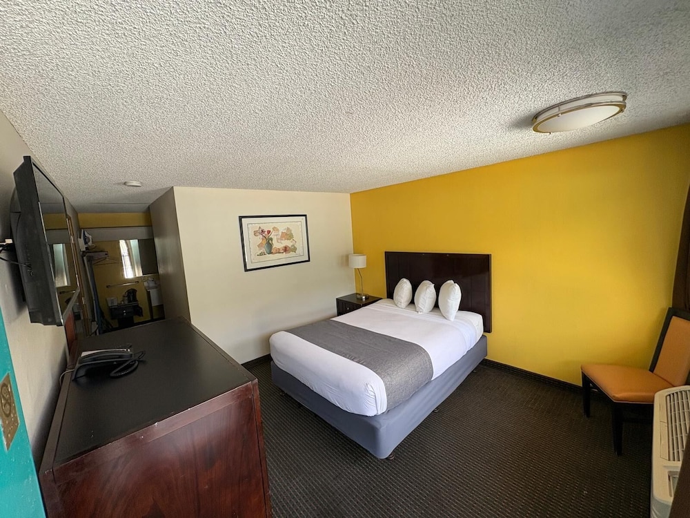 PepperTree Inn - photo 9