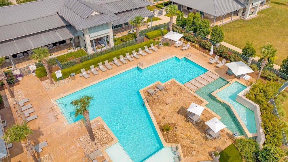 The Green At Plum Creek Apartments By Barsala — 4-Star Luxury Hotel in Kyle, United States