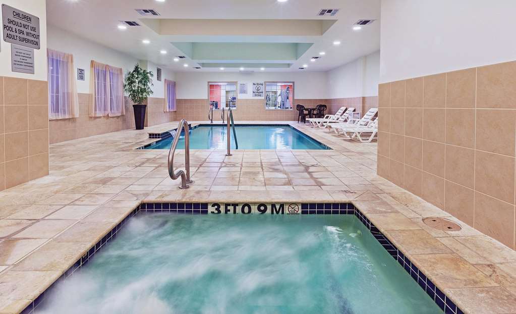 La Quinta Inn & Suites by Wyndham Columbus TX - photo 12