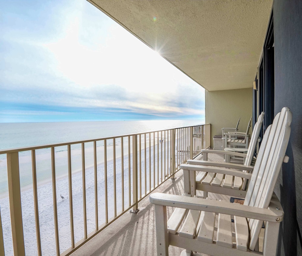 Oceanfront Oasis Beachfront Condo w Views — 4-Star Luxury Hotel in Gulf Shores, United States