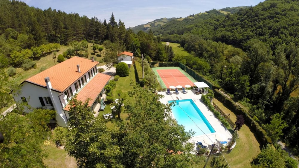 La Villa Dina 10 Emma Villas — 4-Star Luxury Hotel in Modigliana, Italy